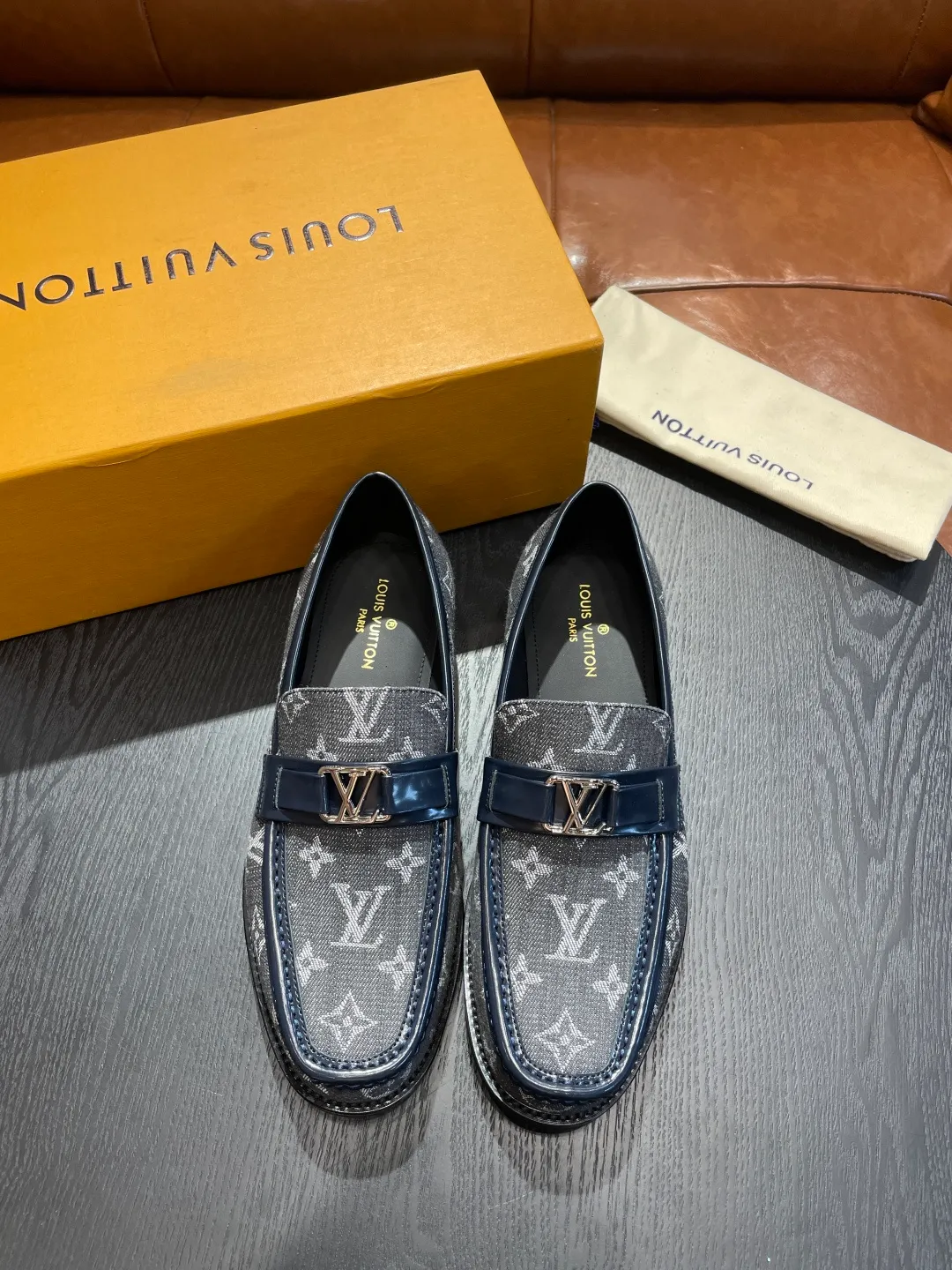 [LV] Leather shoes - High-end quality - Upper: 🔝Tumbled cowhide, Nappa cowhide, brand logo sewn on the shoe body - Inner: cowhide, foot pad; water-dyed cowhide - Outsole: T men's shoes 💰R·Rubber foam; two-color molded outsole -Super high quality control·Fine workmanship: highlighted (high-end·luxury·grade) -Size: 38-44 (45 can be customized)
